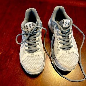 Womens UNDER ARMOUR running shoes gray white 6.5